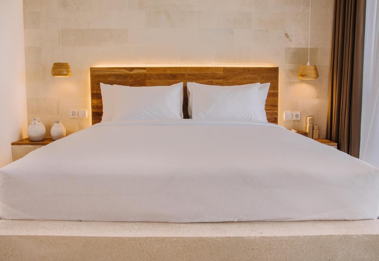 Neano Escape Hotel Manggis  ภายนอก รูปภาพ A bed with a mattress and a bed frame