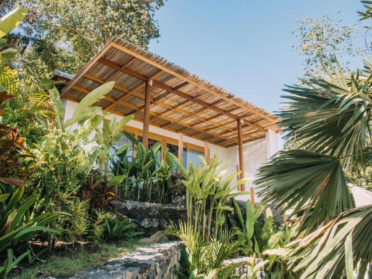 Neano Escape Hotel Manggis  ภายนอก รูปภาพ The house of the writer, architect and designer, in the garden of his home in the village of Khao Sam Roi Yot, Thailand