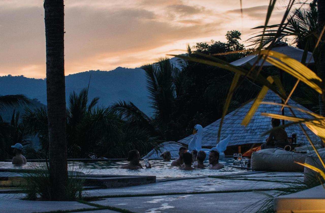 Neano Escape Hotel Manggis  ภายนอก รูปภาพ The wreckage of Flight 128