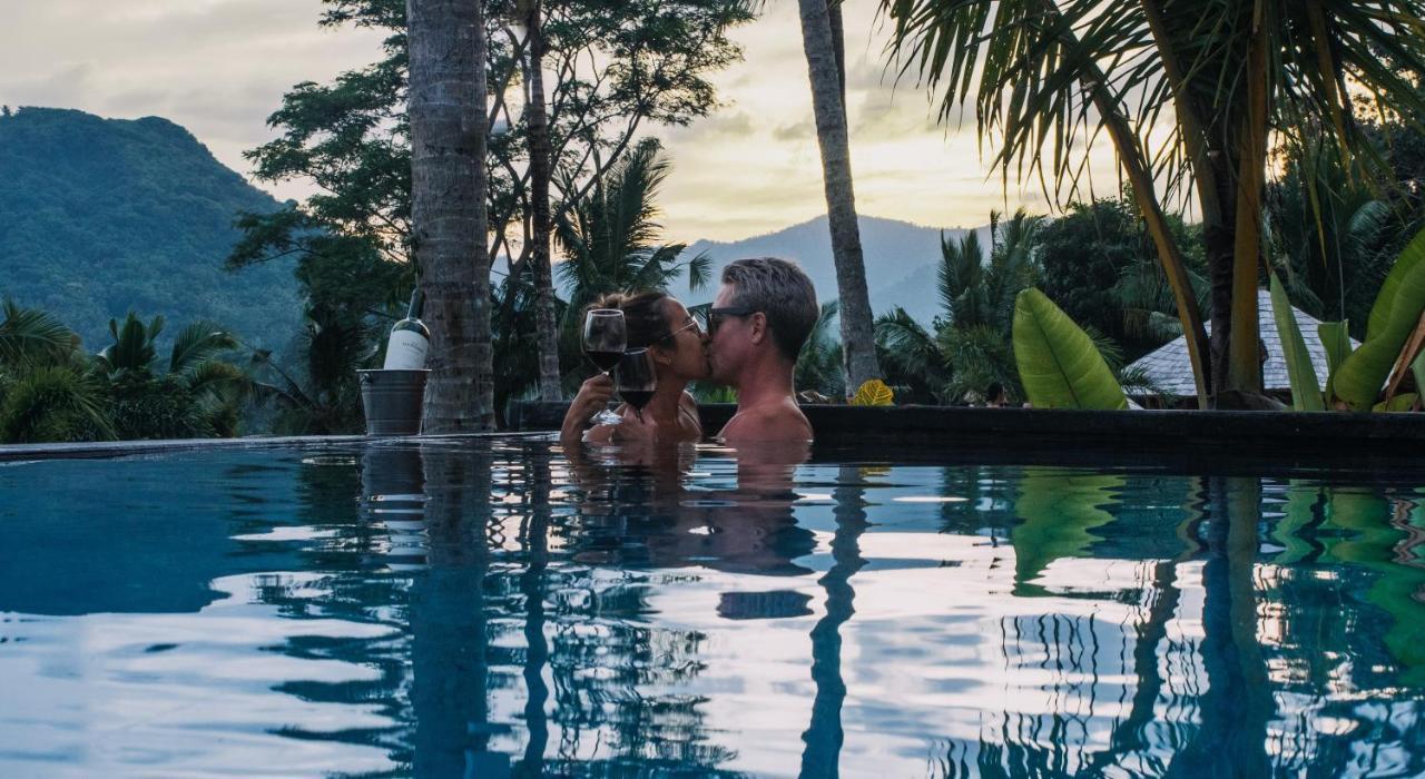 Neano Escape Hotel Manggis  ภายนอก รูปภาพ A couple kissing in a swimming pool