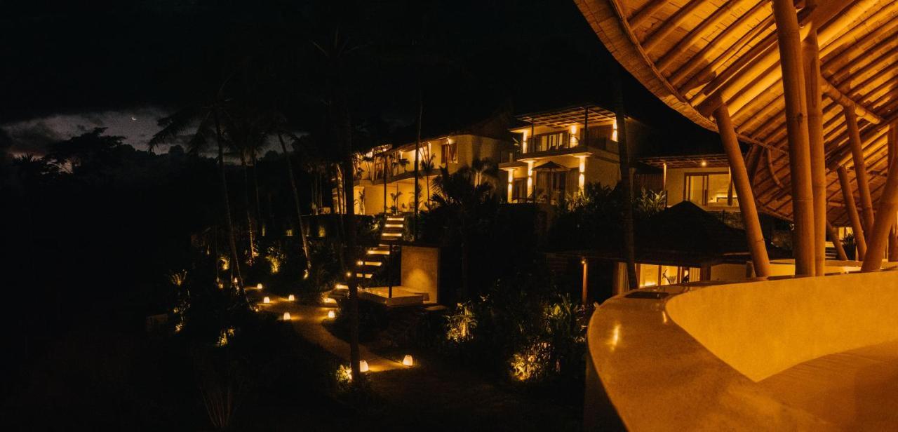 Neano Escape Hotel Manggis  ภายนอก รูปภาพ The resort at night