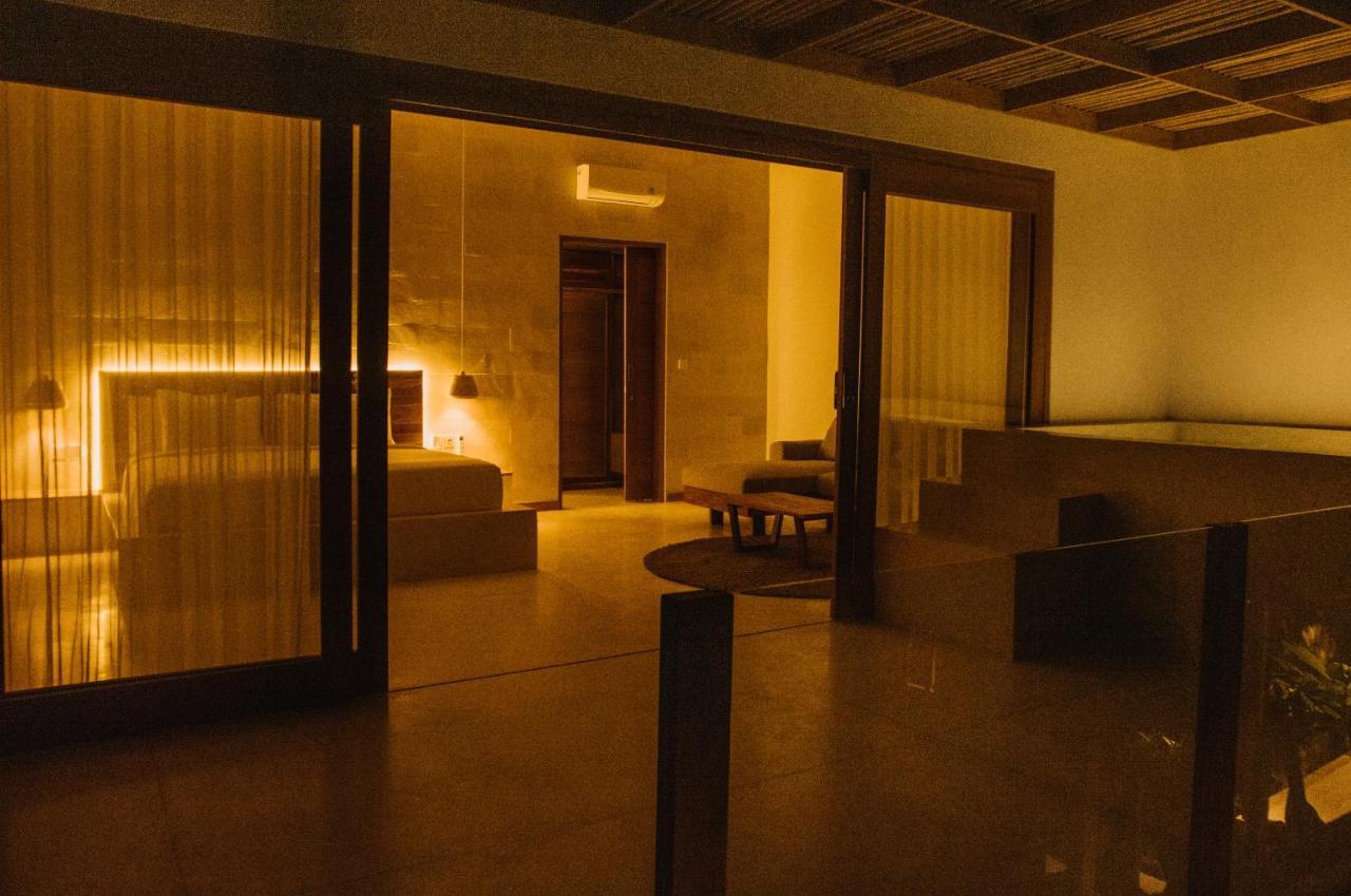 Neano Escape Hotel Manggis  ภายนอก รูปภาพ A room at the Taj Mahal Palace